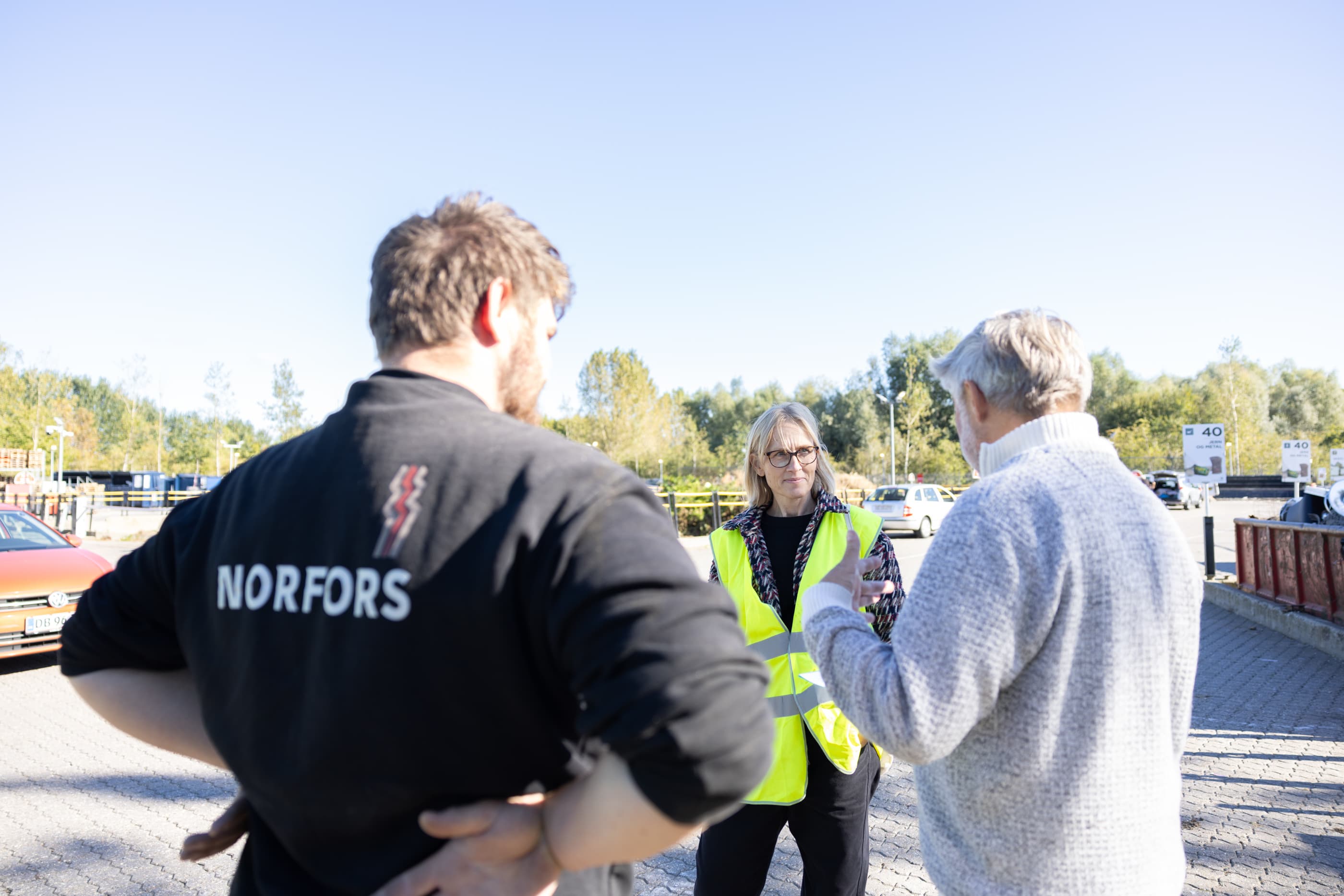 Personer på en genbrugsplads